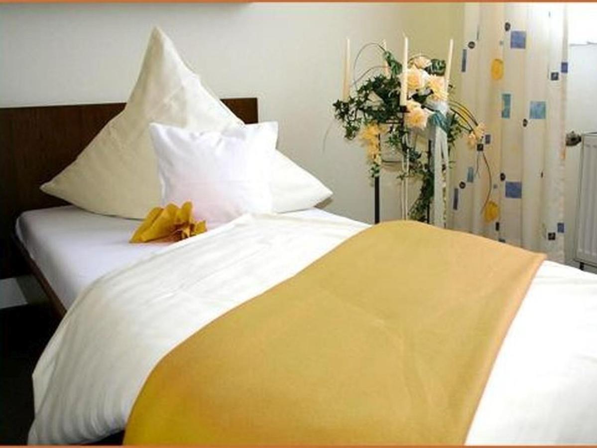 Hotel Zur Krone Ronneburg  ภายนอก รูปภาพ